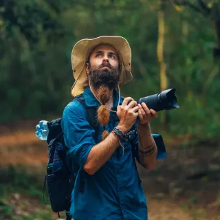 Kike Arnáiz con cámara en la mano. Autor del curso de fotografía de fauna.