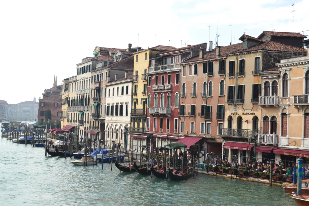 Fotografía de Venecia antes de editar con Luminar Neo: cielo blanco.
