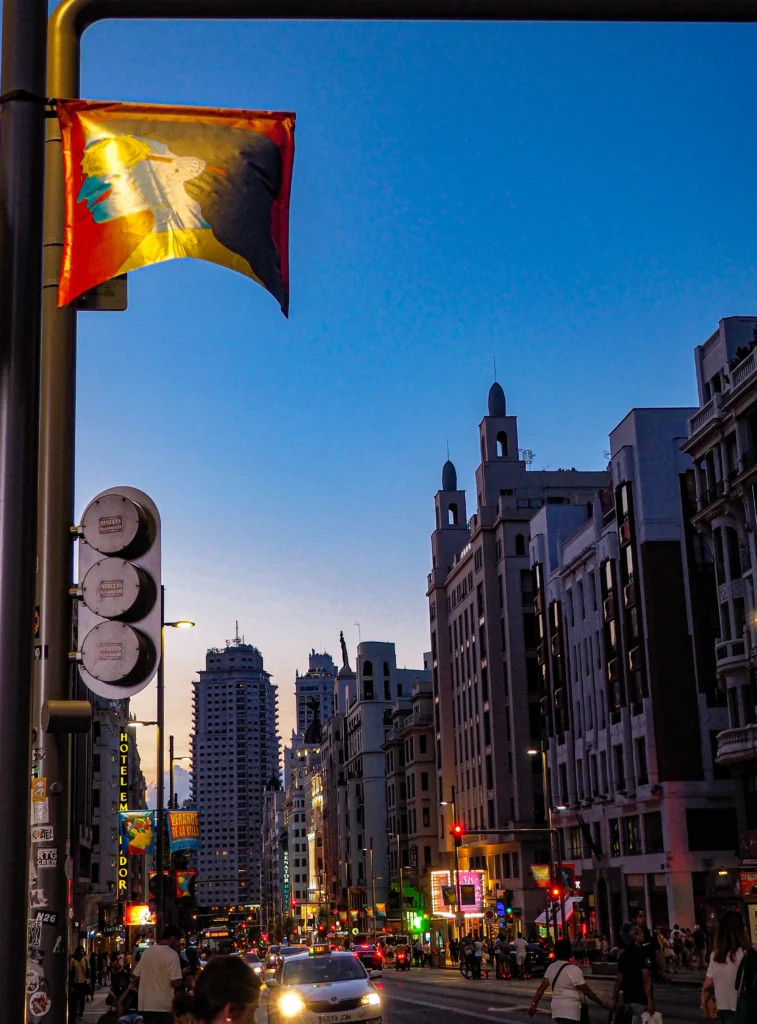 Fotografía nocturna de la Gran Vía de Madrid editada con Luminar Neo.