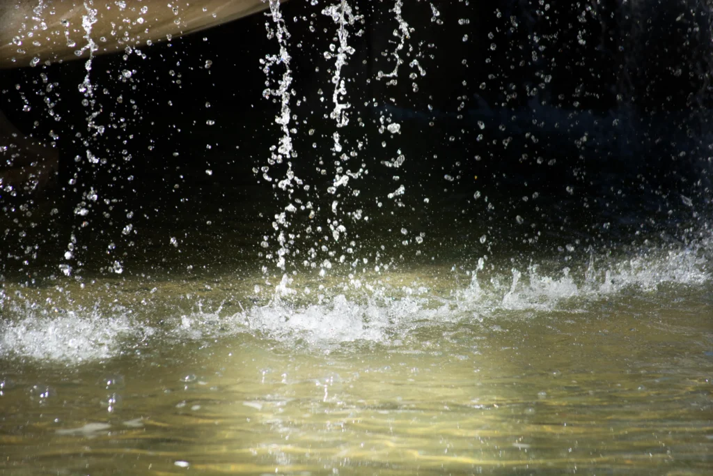 Foto de gotas de agua con exposición y enfoque controlados manualmente.