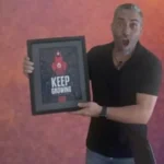 Roberto Carreño, creador del curso Rebeldes Digitales, sosteniendo un cuadro con el mensaje 'Keep Growing'